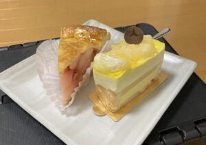 モンテローザのアップルパイと日向夏ケーキ